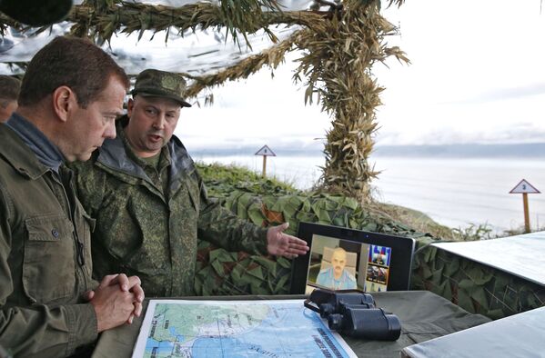 Trên đảo Iturup, ông Medvedev tiếp xúc với các quân nhân trung đoàn súng máy Kuril và thị sát một số giai đoạn huấn luyện. - Sputnik Việt Nam