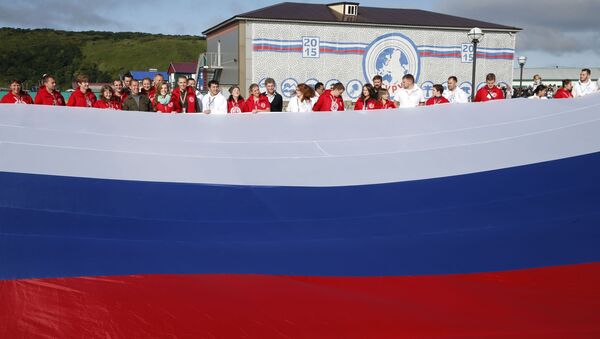 Thủ tướng Nga Dmitry Medvedev kỷ niệm ngày quốc kỳ Liên bang Nga cùng với các đại biểu Diễn đàn giáo dục thanh niên toàn Nga Iturup. - Sputnik Việt Nam