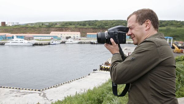 Ngày 22 tháng Tám năm 2015. Thủ tướng Nga Dmitry Medvedev thăm trạm Kurilsky ở làng “Kitovyi” trên đảo Iturup, thuộc quần đảo Kuril. - Sputnik Việt Nam