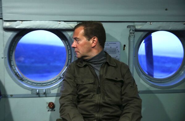Thủ tướng Nga Dmitry Medvedev trong chuyến thăm đảo Uturup - Sputnik Việt Nam