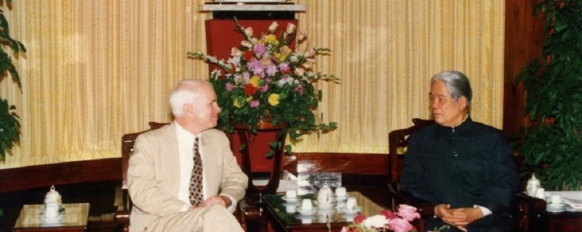 Tổng Bí thư Đỗ Mười tiếp Thượng nghị sĩ John McCain ngày 13/11/1996, tại Hà Nội. - Sputnik Việt Nam, 1920, 08.10.2018