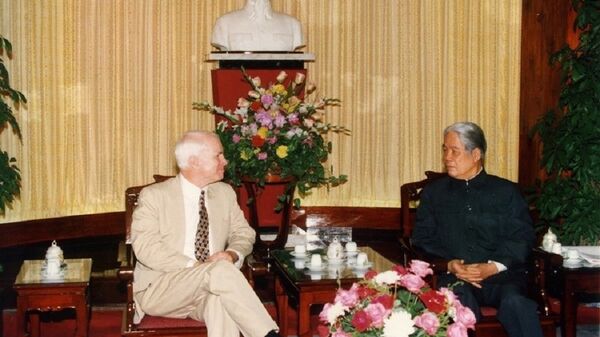 Tổng Bí thư Đỗ Mười tiếp Thượng nghị sĩ John McCain ngày 13/11/1996, tại Hà Nội. - Sputnik Việt Nam