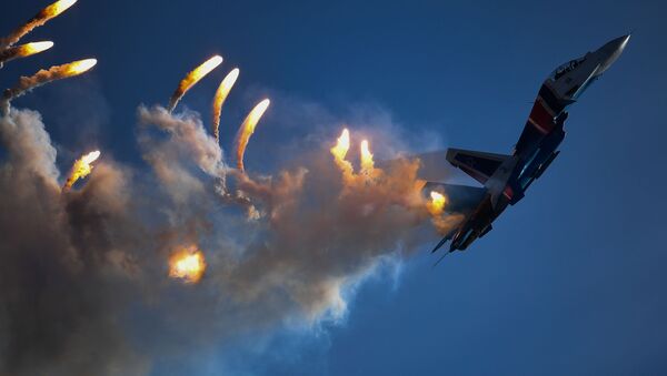 Tiêm kích đa mục đích Su-30SM của nhóm phi công biểu diễn Hiệp sĩ Nga tại lễ bế mạc diễn đàn “Quân đội-2018” - Sputnik Việt Nam