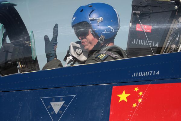 Nhóm phi công biểu diễn của Trung Quốc “Ngày 1 tháng Tám” trên tiêm kích đa mục đích 6xJ-10 thế hệ thứ tư trong khuôn khổ diễn đàn kỹ thuật quân sự quốc tế lần thứ Tư “Quân đội-2018” - Sputnik Việt Nam