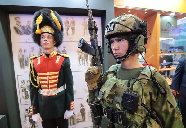 Tường giới thiệu quân phục cho các cơ quan công lực tại triển lãm “Quân đội Nga-ngày mai” trong khuôn khổ diễn đàn kỹ thuật quân sự quốc tế lần thứ Tư “Quân đội-2018” - Sputnik Việt Nam