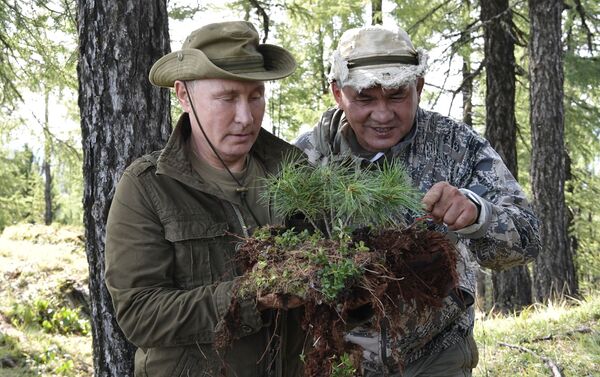 Vladimir Putin và Sergei Shoigu nghỉ ngơi ở Tuva - Sputnik Việt Nam