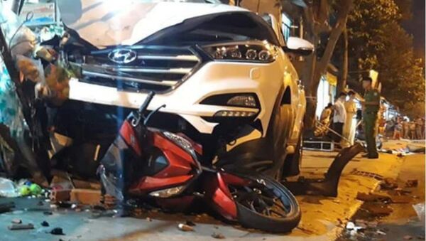 chiếc ô tô gây tai nạn chỉ dừng lại sau khi tông 6 người, 4 xe máy - Sputnik Việt Nam