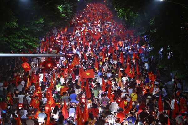 ASIAD 2018: Hàng nghìn cổ động viên Hà Nội xuống đường cổ vũ Olympic Việt Nam vào Bán kết - Sputnik Việt Nam