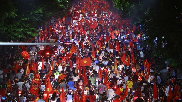 ASIAD 2018: Hàng nghìn cổ động viên Hà Nội xuống đường cổ vũ Olympic Việt Nam vào Bán kết - Sputnik Việt Nam