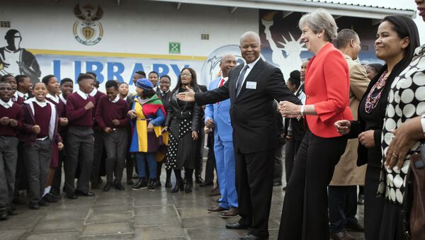 Thủ tướng Anh Theresa May quyết định tham gia vào điệu nhảy của các học sinh trung học ở Cape Town - Sputnik Việt Nam