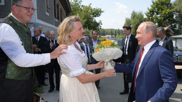 Ngoại giao Áo Karin Kneissl và Tổng thống Nga Vladimir Putin - Sputnik Việt Nam