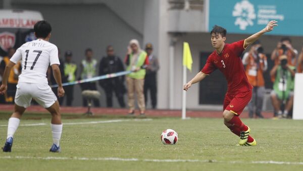 Tiền vệ Duy Mạnh cầm bóng trước tiền đạo đội Olympic Hàn Quốc. - Sputnik Việt Nam