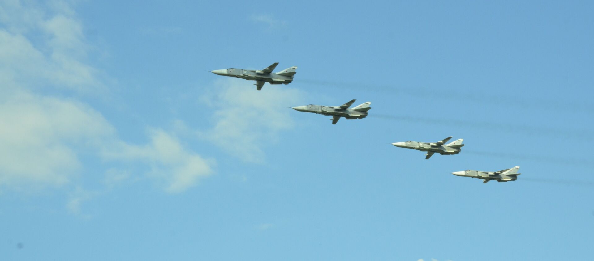 Máy bay ném bom tiền tuyến Su-24M  - Sputnik Việt Nam, 1920, 12.06.2019