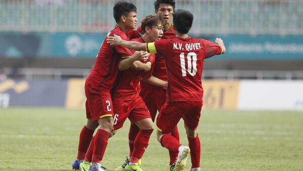 Cầu thủ Minh Vương và đồng đội ăn mừng bàn thắng ghi vào lưới Olympic Hàn Quốc. - Sputnik Việt Nam