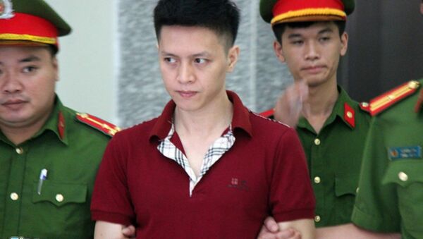 Cảnh sát dẫn giải Trần Hoài Nam đến tòa. - Sputnik Việt Nam