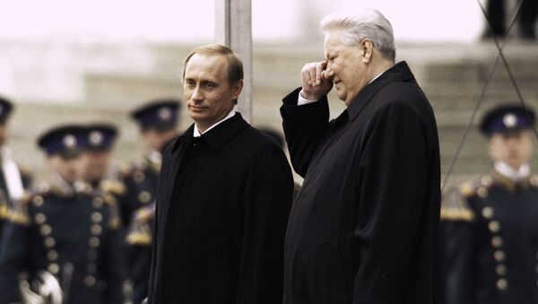 Tổng thống đầu tiên của LB Nga Boris Yeltsin và Tổng thống LB Nga Vladimir Putin vào ngày nhậm chức của Vladimir Putin năm 2000 - Sputnik Việt Nam