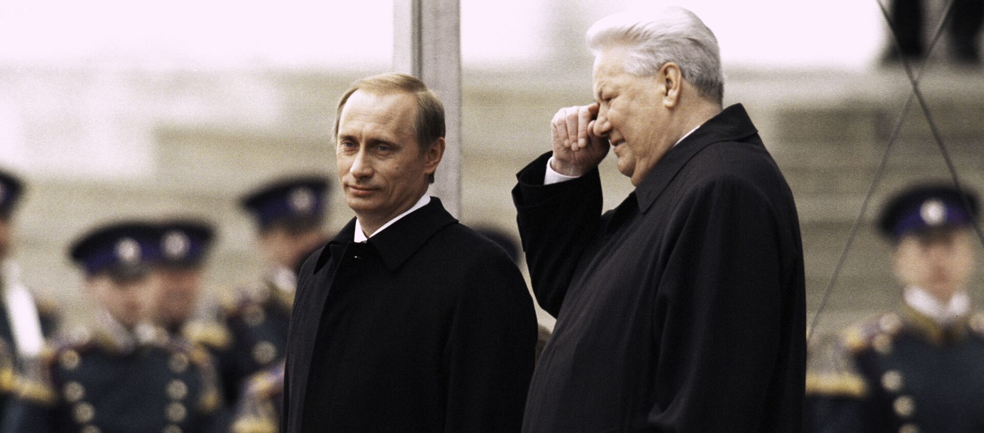 Tổng thống đầu tiên của LB Nga Boris Yeltsin và Tổng thống LB Nga Vladimir Putin vào ngày nhậm chức của Vladimir Putin năm 2000 - Sputnik Việt Nam, 1920, 07.08.2020