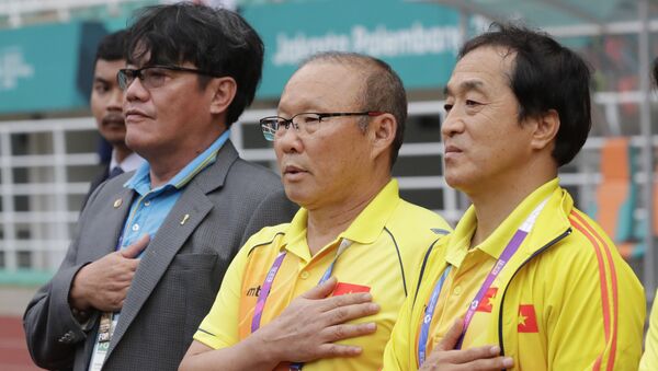 Huấn luyện viên Park Hang-seo và trợ lý Lee Young Jin - Sputnik Việt Nam