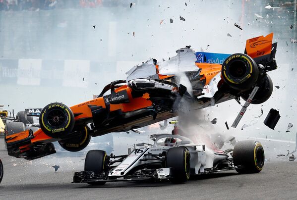 Xe đua của Fernando Alonso và Charles Leclerc va chạm khi bắt đầu cuộc đua Grand Prix ở Bỉ - Sputnik Việt Nam