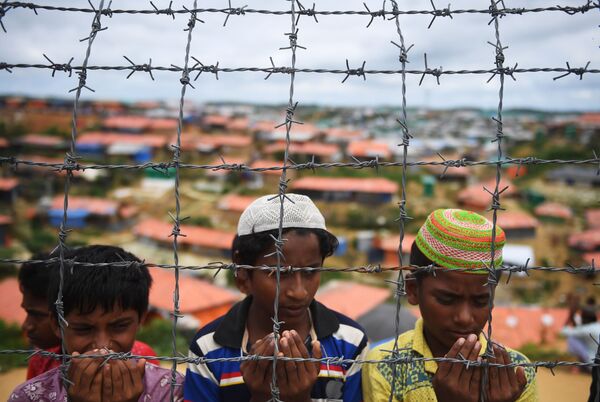 Những người tị nạn Rohingya cầu nguyện trong trại tị nạn nhân dịp tròn một năm cuộc di cư hàng loạt từ Myanmar đến Bangladesh - Sputnik Việt Nam