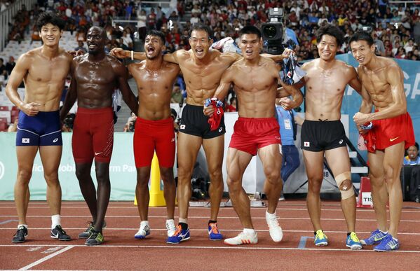 Những vận động viên điền kinh nam sau khi chạy 1500 m tại Asian Games ở Jakarta, Indonesia - Sputnik Việt Nam