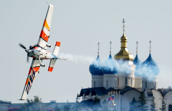 Vận động viên Juan Velarde (Tây Ban Nha) trong cuộc thi hạng Master tại giải vô địch thế giới Red Bull Air Race ở Kazan - Sputnik Việt Nam