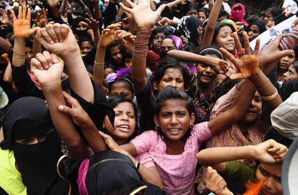 Người tị nạn Rohingya biểu tình sau lễ kỷ niệm tròn một năm cuộc đàn áp quân sự, khiên người dân buộc phải di cư hàng loạt từ Myanmar đến Bangladesh, trong trại tị nạn Kutupalong - Sputnik Việt Nam