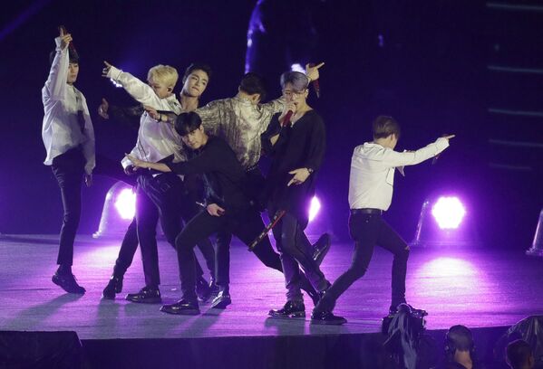 Nhóm Super Junior (Hàn Quốc) tại lễ bế mạc Asiad-2018 ở Indonesia - Sputnik Việt Nam