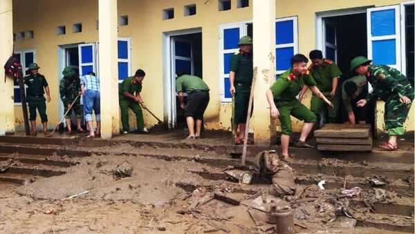 Dọn rửa lại các nhà văn hóa, trường học, trạm y tế bị bùn đất vùi lấp - Sputnik Việt Nam