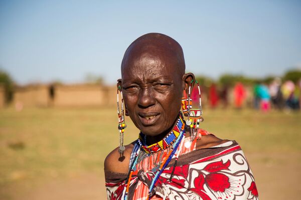 Masai (Kenya) - Phụ nữ cạo trọc đầu và kéo căng thùy tai bằng bất kỳ phương tiện nào để trở nên quyến rũ hơn. - Sputnik Việt Nam