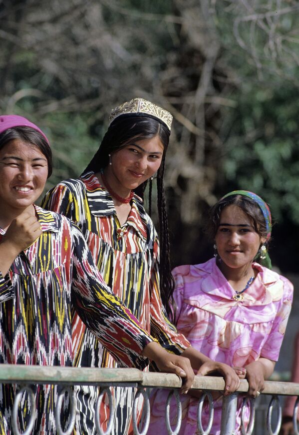 Tajikistan – Đôi lông mày giao nhau là một trong những biểu hiện của sắc đẹp. - Sputnik Việt Nam