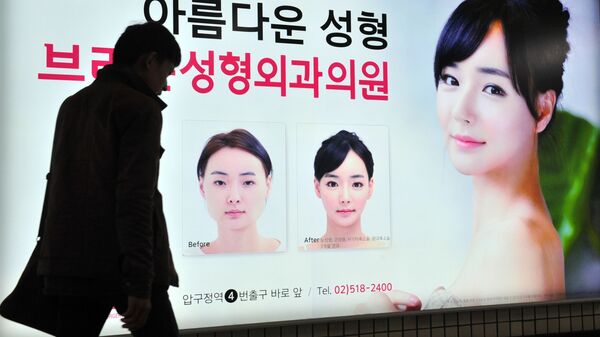 Hàn Quốc – Người đẹp lý tưởng cần có chiếc cằm V line, mắt hai mí to tròn, mũi và miệng nhỏ, còn làn da rất sáng. Trên ảnh: Quảng cáo phẫu thuật thẩm mỹ ở Hàn Quốc - Sputnik Việt Nam