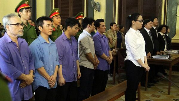 Bị cáo Trần Kim Yến và các đồng phạm tại phiên xử. - Sputnik Việt Nam