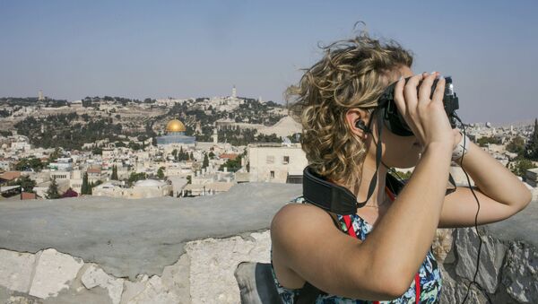 Cô gái trong khi tour du lịch VR thăm Jerusalem cổ đại - Sputnik Việt Nam
