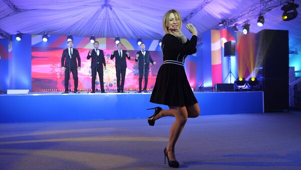 Bộ Ngoại giao Maria Zakharova nhảy theo giai điệu bài hát Kalinka tại Sochi. - Sputnik Việt Nam