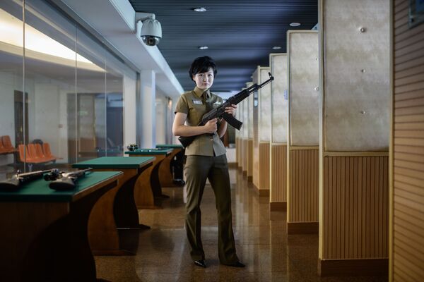 Huấn luyện viên 20 tuổi Kim Ju Yang với một khẩu súng trường tự động của Bắc Triều Tiên tại cuộc bắn súng Meari ở Bình Nhưỡng - Sputnik Việt Nam