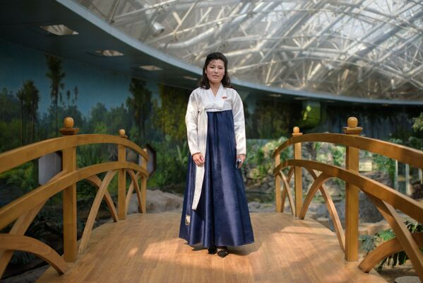 Hướng dẫn viên du lịch 26 tuổi Kim Song Hui tại Vườn thú Trung ương Bình Nhưỡng - Sputnik Việt Nam