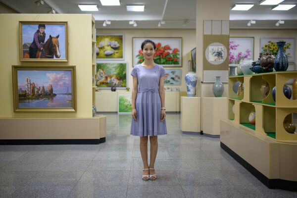 Nữ nhân viên bán hàng 24 tuổi Pak Um Hyang tại cửa hàng studio nghệ thuật Mansudae ở Bình Nhưỡng - Sputnik Việt Nam