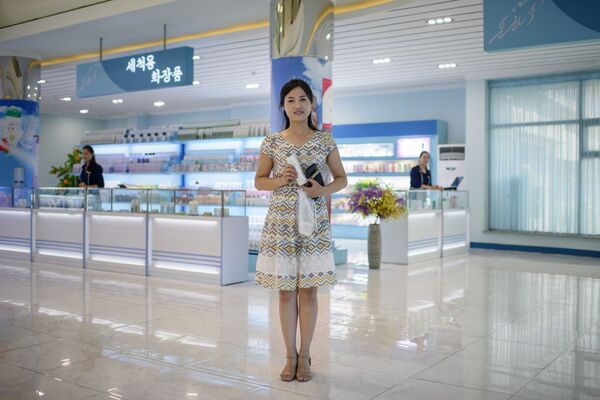 Nữ khách hàng 24 tuổi Pay Ok Hyang tại trung tâm mua sắm, Bình Nhưỡng - Sputnik Việt Nam