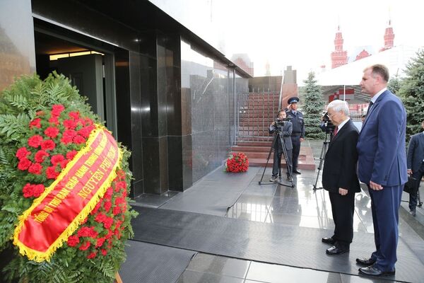 Trong chương trình thăm chính thức Liên bang Nga, chiều 5/9/2018 (theo giờ địa phương), tại Thủ đô Moskva, Tổng Bí thư Nguyễn Phú Trọng và Đoàn đại biểu cấp cao Việt Nam đến đặt hoa và vào Lăng viếng V.I. Lenin. - Sputnik Việt Nam