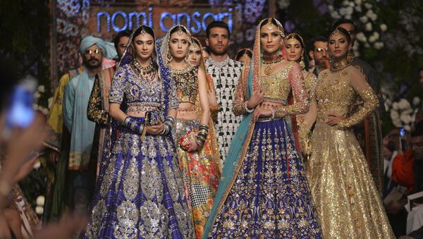 Người mẫu trong trang phục truyền thống của Pakistan do nhà thiết kế mẫu Nomi Ansari thực hiện tại Tuần lễ thời trang ở Lahore - Sputnik Việt Nam