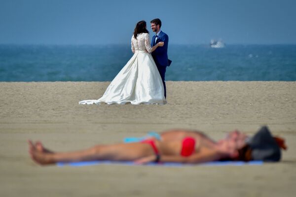 Cặp vợ chồng mới cưới trên bãi biển ở Deauville, Pháp - Sputnik Việt Nam