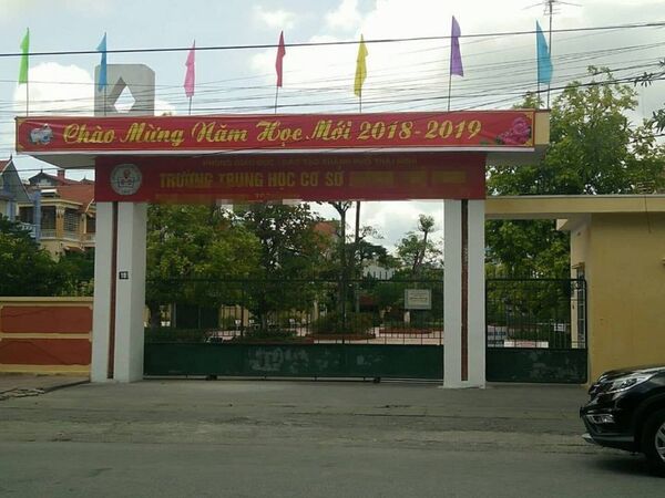 Ngôi trường nữ sinh T.M. đang theo học. Ngôi trường nữ sinh T.M. đang theo học. - Sputnik Việt Nam