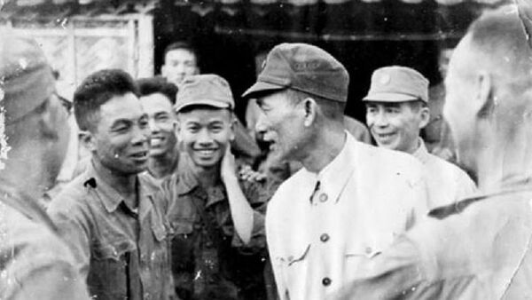 Trung tướng Vương Thừa Vũ - Phó Tổng Tham mưu trưởng (mặc áo trắng hàng trên) về thăm Trung đoàn Thủ đô. - Sputnik Việt Nam