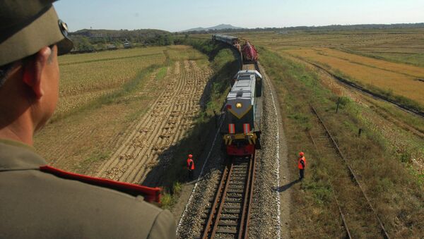 Поезд с русскими рабочими, прибывающий в Северную Корею для реконструкции железных дорог - Sputnik Việt Nam