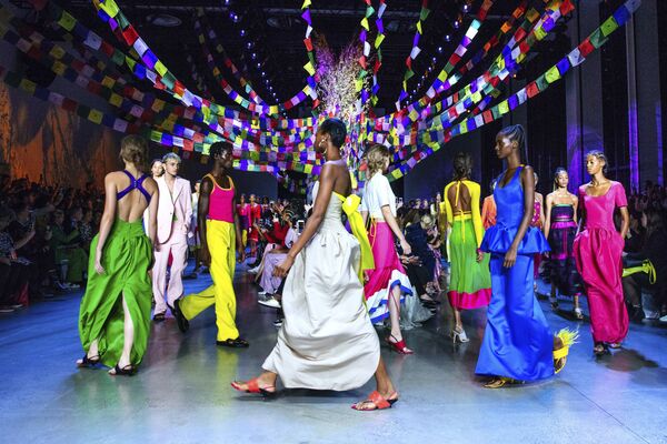 Người mẫu trình bày bộ sưu tập của nhà thiết kế thời trang The Prabal Gurung tại Tuần lễ thời trang ở New York, Hoa Kỳ - Sputnik Việt Nam