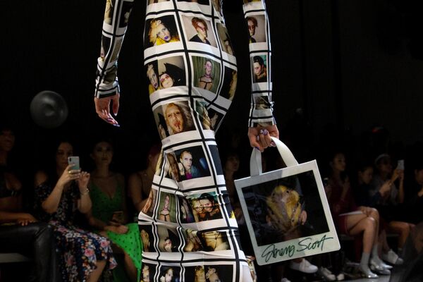 Người mẫu trình bày bộ sưu tập của nhà thiết kế thời trang Jeremy Scott tại Tuần lễ thời trang ở New York, Hoa Kỳ - Sputnik Việt Nam