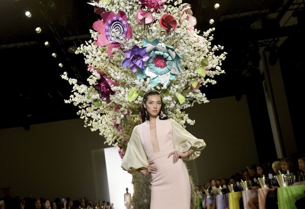 Người mẫu trình bày bộ sưu tập thương hiệu Badgley Mischka tại Tuần lễ thời trang ở New York, Hoa Kỳ - Sputnik Việt Nam