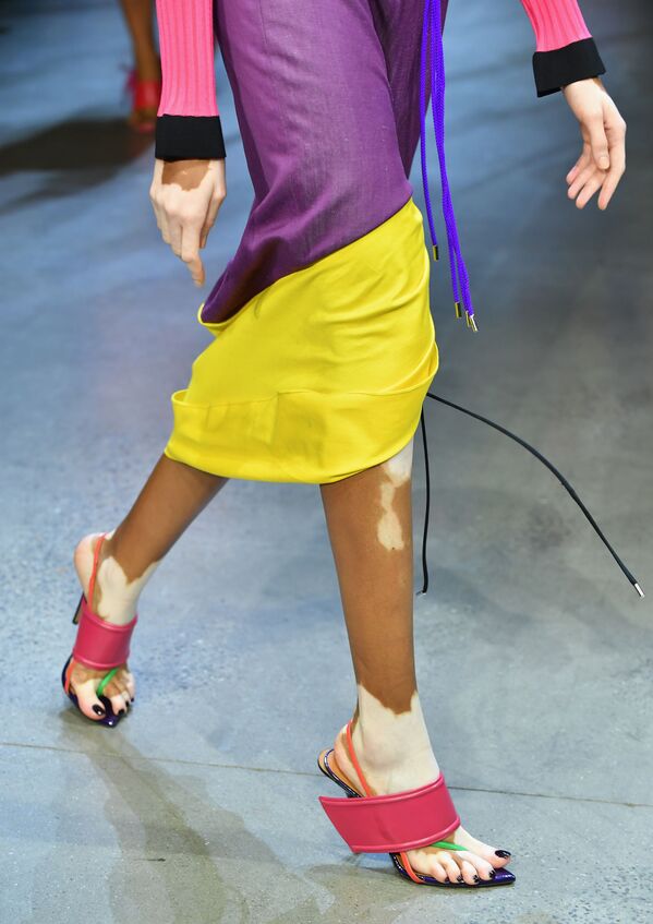 Người mẫu trình bày bộ sưu tập của nhà thiết kế Desmond là Amazing tại Tuần lễ thời trang ở New York, Hoa Kỳ - Sputnik Việt Nam