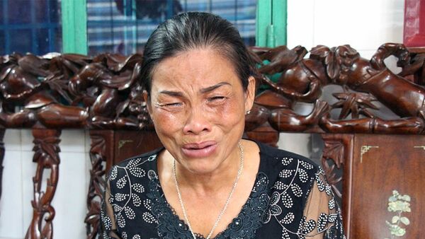 Bà Tươi - mẹ thiếu úy Đạt khóc nức nở sau kết luận của Hội chuyện môn kết luận vụ việc liên quan đến con trai mình - Sputnik Việt Nam